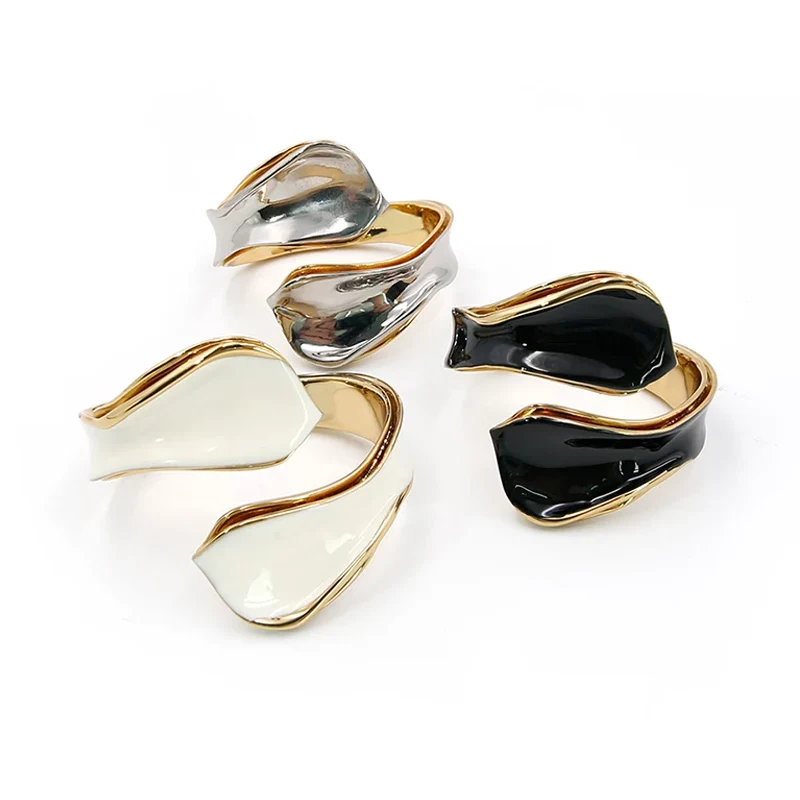 金色のエナメルブレスレット